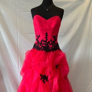 Beautiful strapless quinceanera prom dress!